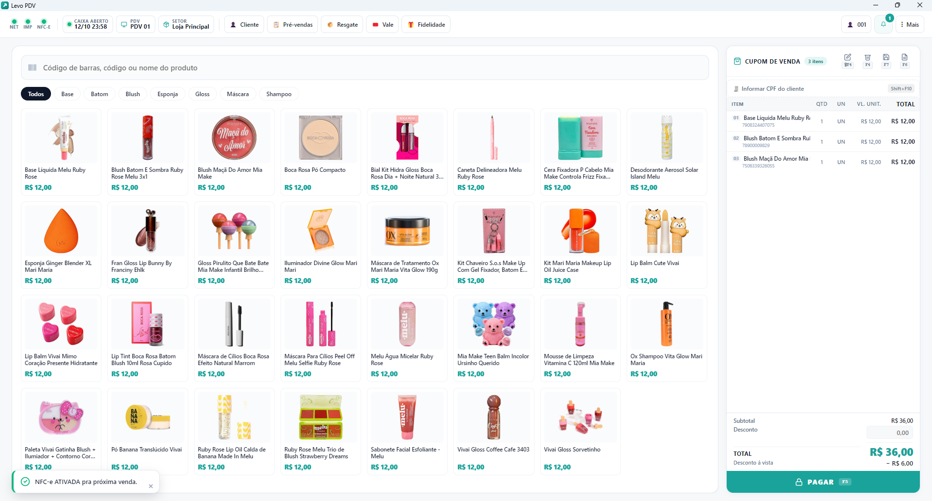 PDV do Levo numa loja de beleza, com batom, blush, gloss e shampoo